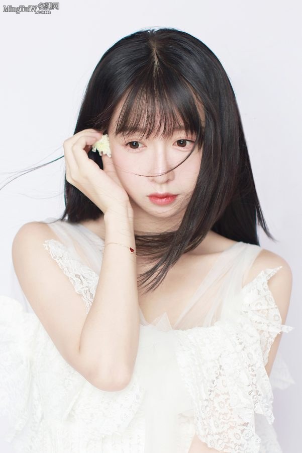 甜美可爱的少女刘木子光小脚丫子拍写真(2/4)