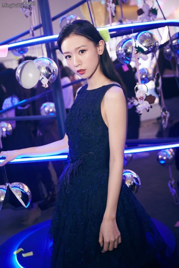 90后美女刘木子蓝色礼服露出光滑的美背(8/9)