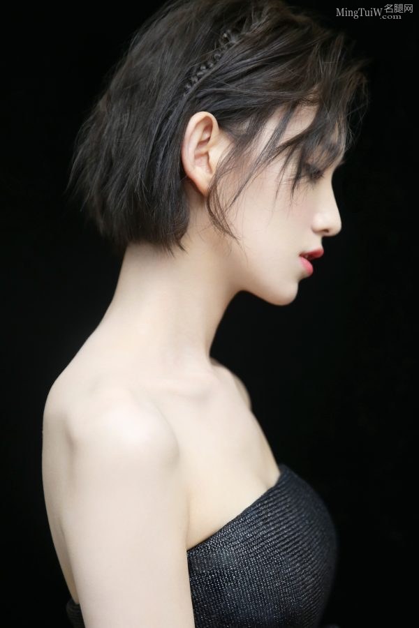 新生代女演员李沐宸一字裙露香肩(9/9)