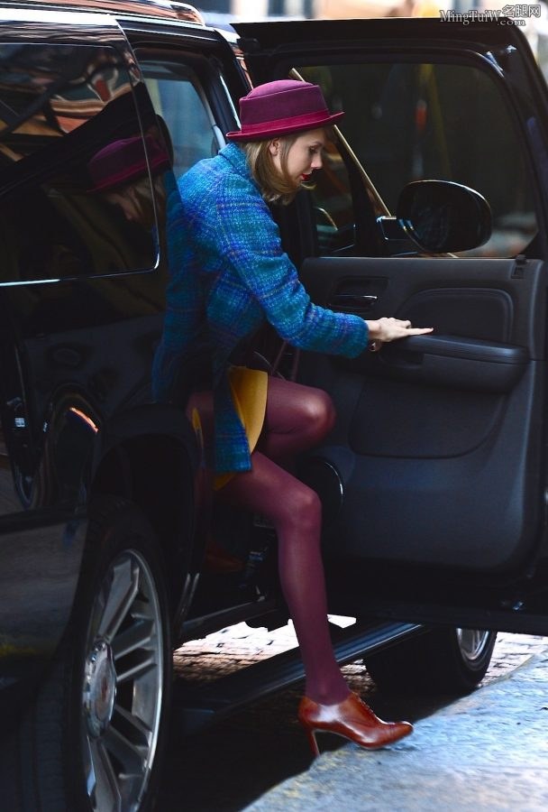 Taylor Swift紫色丝袜大长腿从凯迪拉克SUV里下车(2/29)