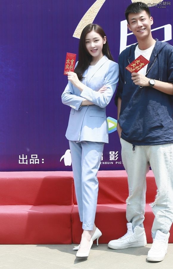 李沐宸身穿蓝色西服套装踩尖头高跟清新御姐范(2/5)