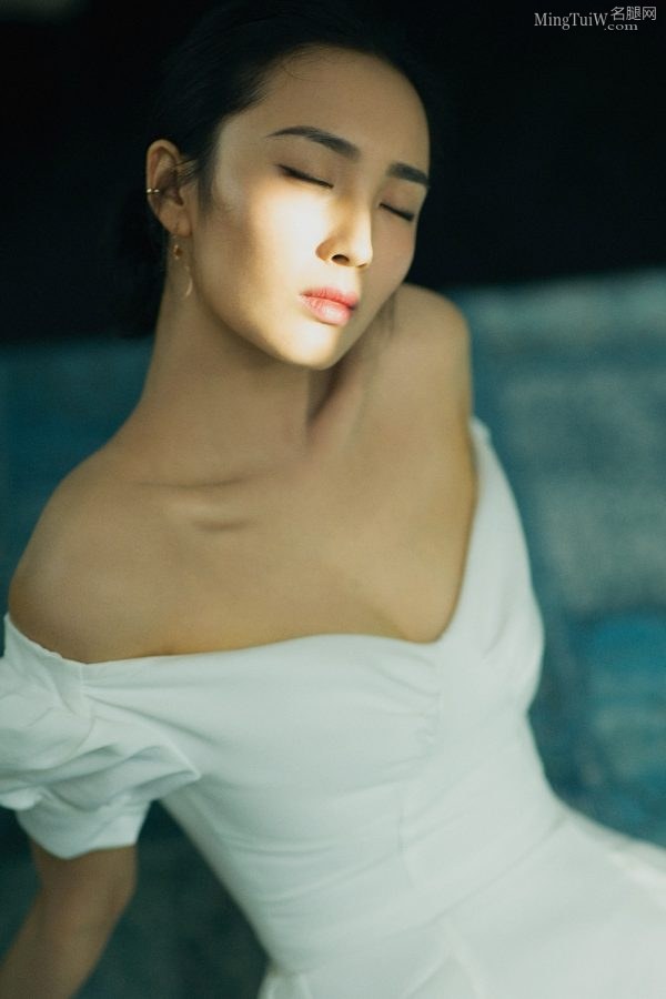 高挑优雅的女星王紫璇身穿低胸白裙 长腿凉高跟鞋代言(6/7)