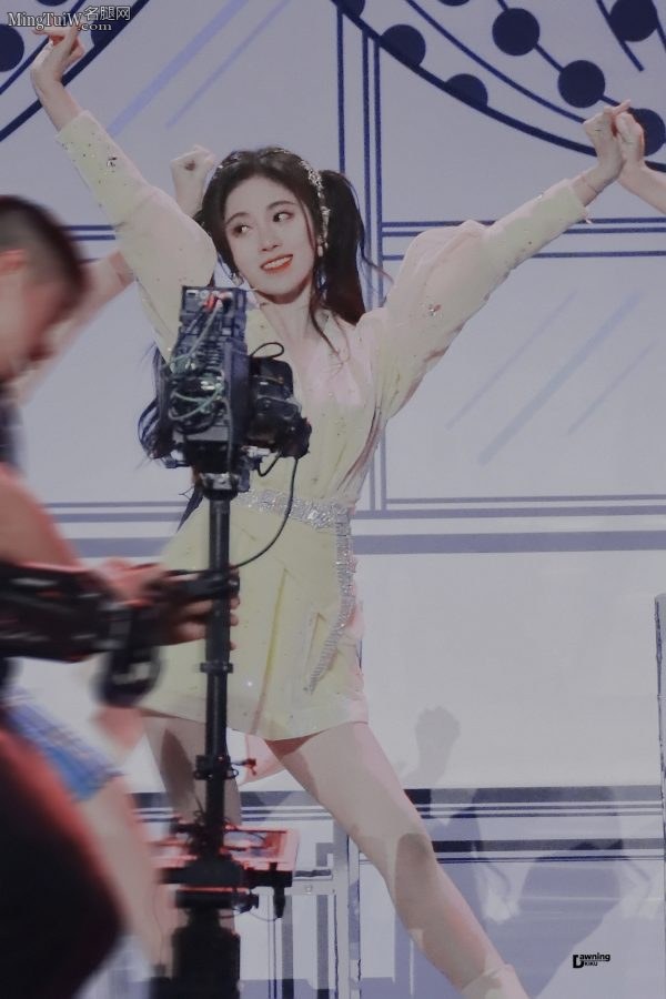 鞠婧祎表演可爱舞蹈狂秀玉腿(17/26)
