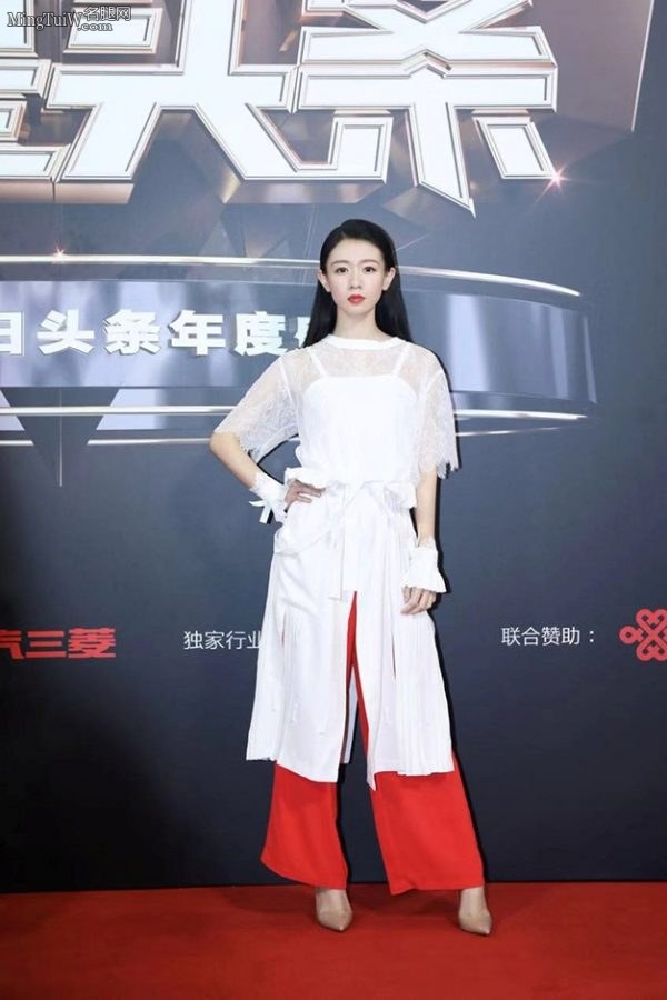 国风美少年刘木子和芊蔚踩尖头高跟鞋走红毯(3/9)