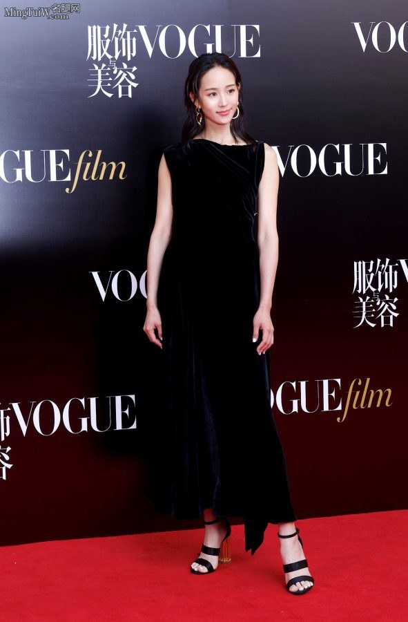 VOGUE红毯张钧甯展示白玉般的美足(4/18)