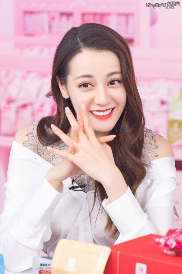 舔屏美丽热巴的极致美腿(7/15)