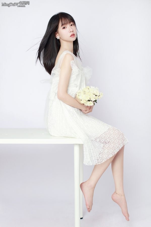甜美可爱的少女刘木子光小脚丫子拍写真(1/4)