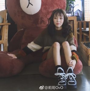 女主播莉哥生活照片好细的腿