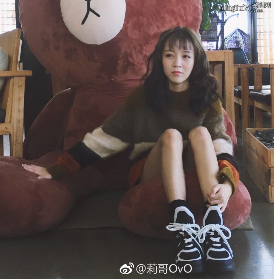 女主播莉哥生活照片好细的腿(7/7)