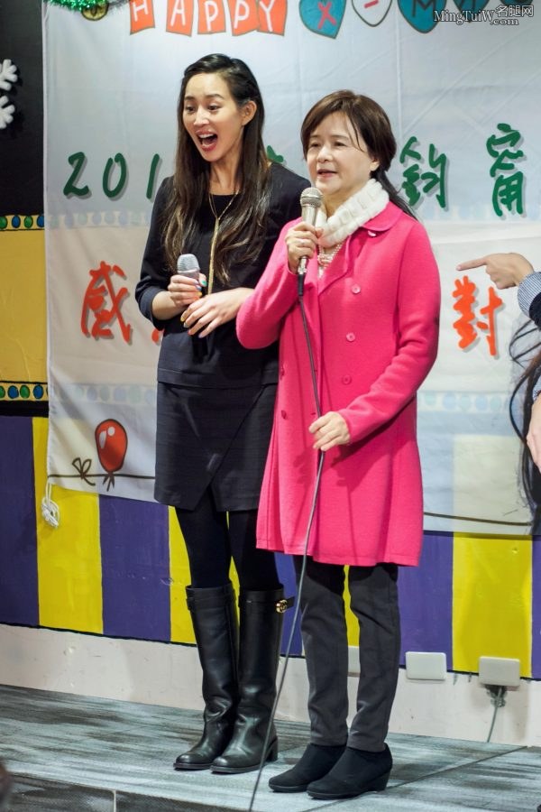 张钧甯在歌友会上厚黑丝裤袜靴子这是谁的女朋友(24/36)