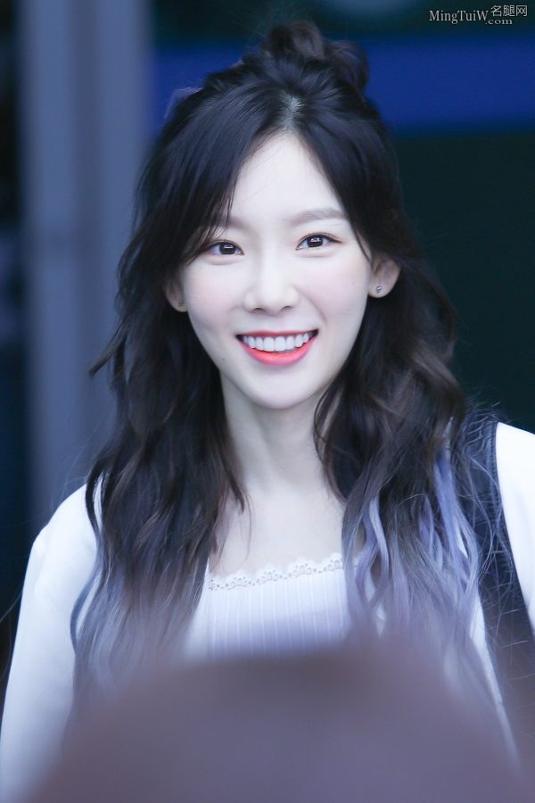可爱的美少女金泰妍穿牛仔短裤美腿细又白(4/7)