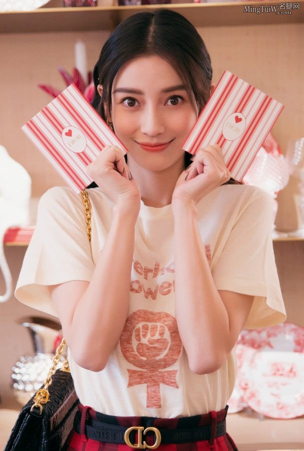 Angelababy红色格子短裙配黑色短靴露玉腿少女感十足(3/9)