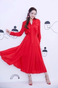 古风味道的小姐姐迪丽热巴代言手游 白皙美足完美