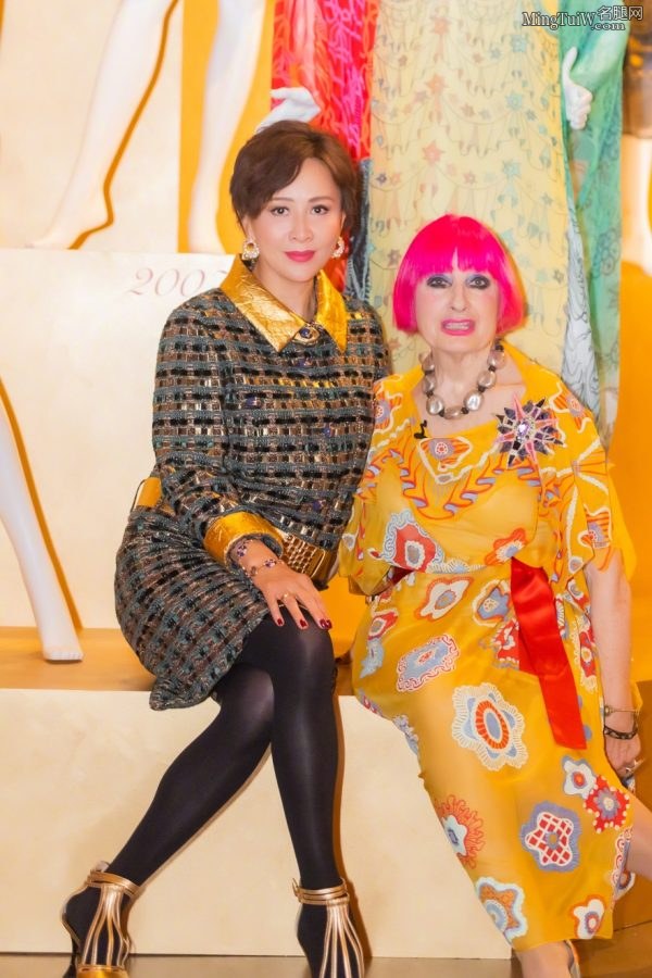 美丽成熟气质的刘嘉玲穿厚黑色丝袜参加时尚活动(3/8)