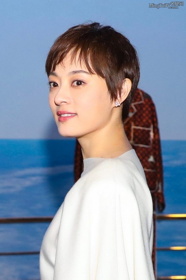 精品短发女星孙俪高跟美腿锃亮出席时尚活动(7/9)