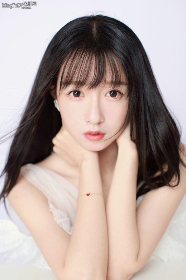甜美可爱的少女刘木子光小脚丫子拍写真(4/4)