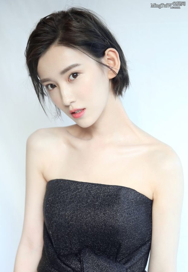 新生代女演员李沐宸一字裙露香肩(2/9)