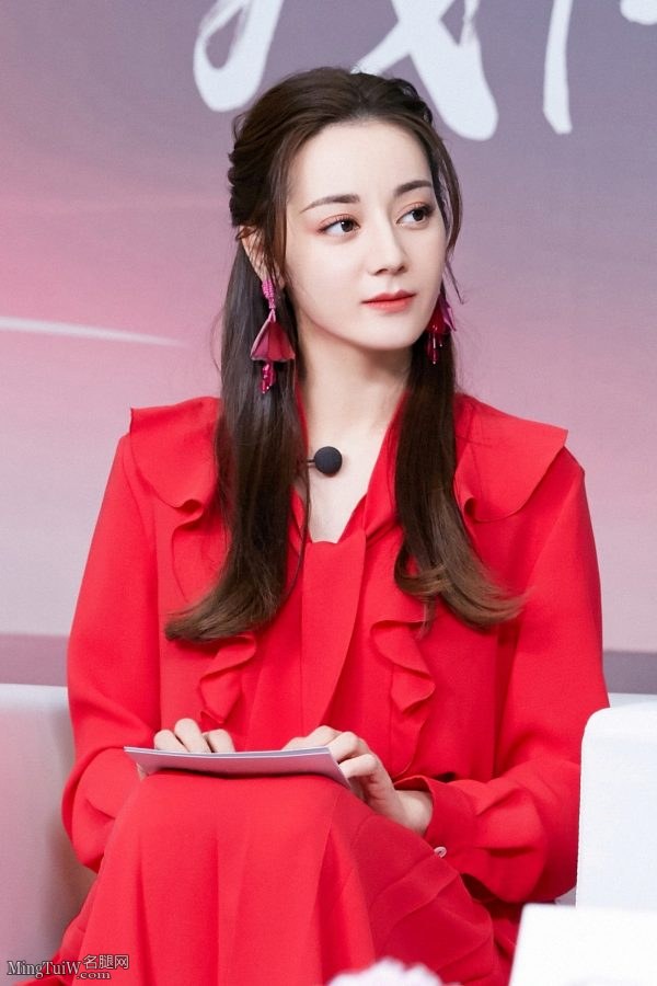 古风味道的小姐姐迪丽热巴代言手游 白皙美足完美(8/18)