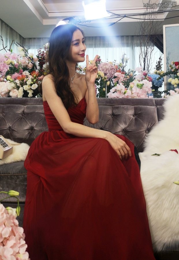 杨颖Angelababy身材酒红色礼服秀沟你就是天上的嫦娥仙子(22/24)