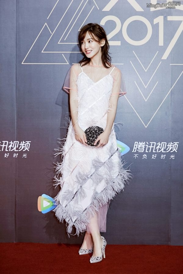 俊俏的美女李沐宸踩高跟鞋亮相时尚活动(2/3)