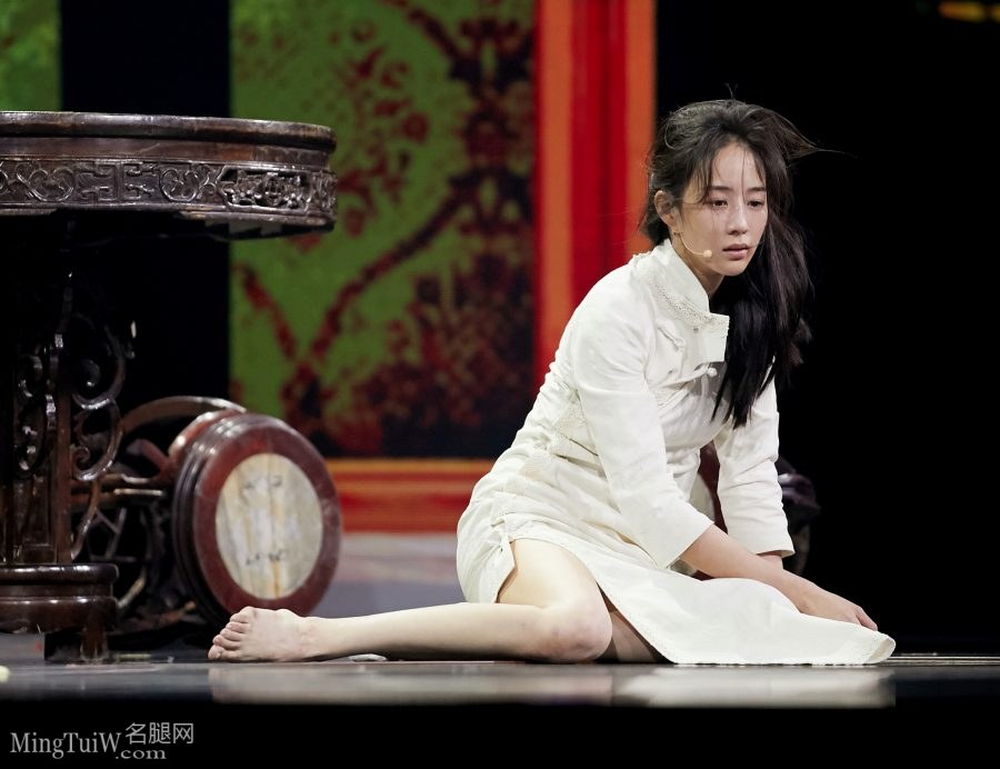 《我就是演员》张钧甯穿旗袍精彩表演光脚趴在地板上(3/11)