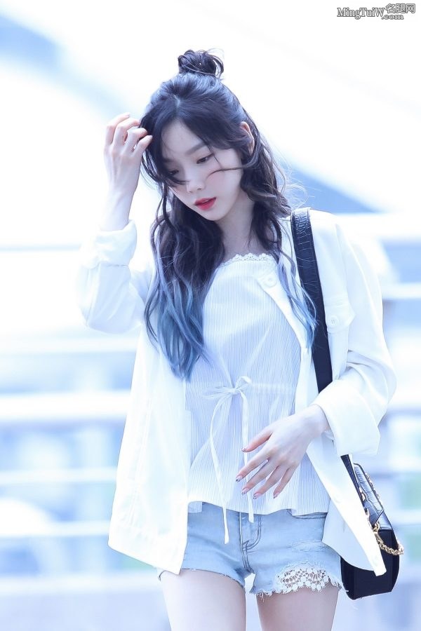可爱的美少女金泰妍穿牛仔短裤美腿细又白(2/7)