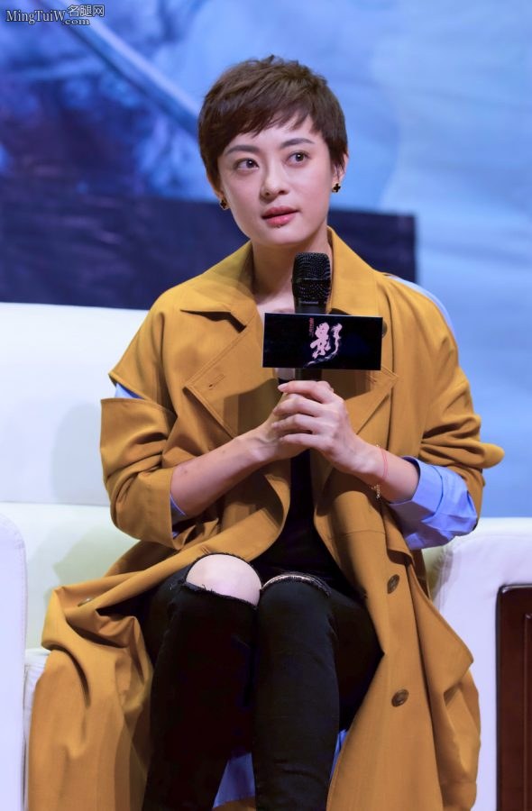 孙俪娘娘穿破洞牛仔裤白皙的美足上穿了黄色的细高跟鞋(28/32)