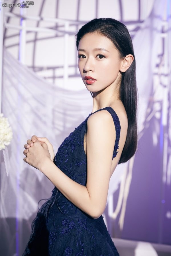 90后美女刘木子蓝色礼服露出光滑的美背(5/9)