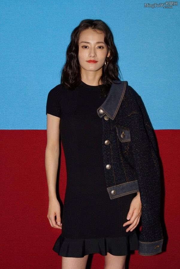 陕西美女柴碧云白腿美足帅酷写真(3/8)