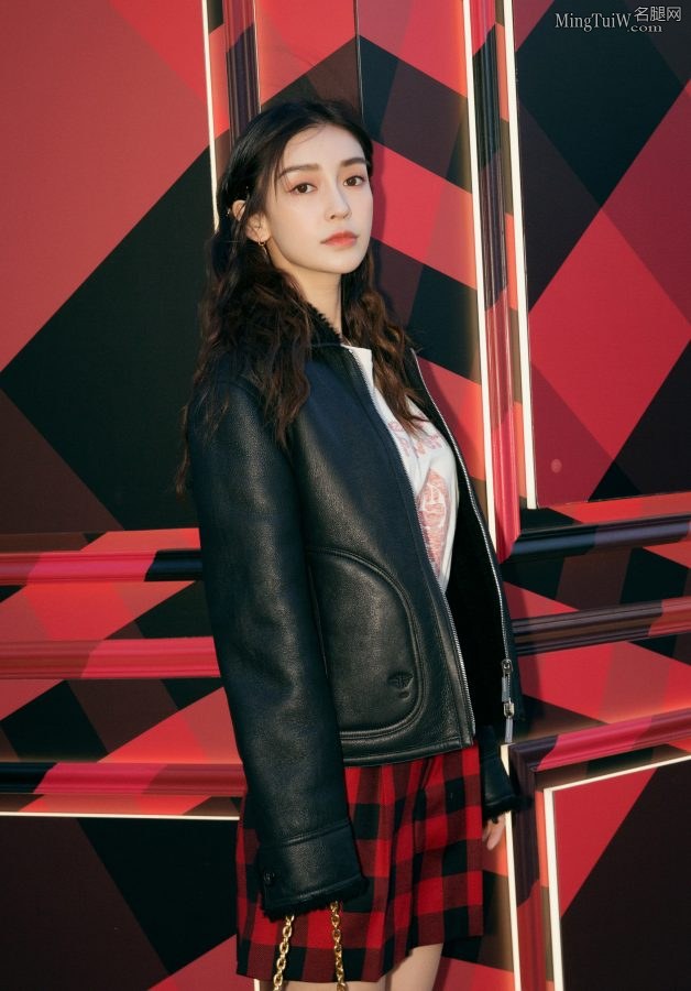 Angelababy红色格子短裙配黑色短靴露玉腿少女感十足(9/9)
