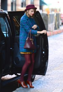 Taylor Swift紫色丝袜大长腿从凯迪拉克SUV里下车