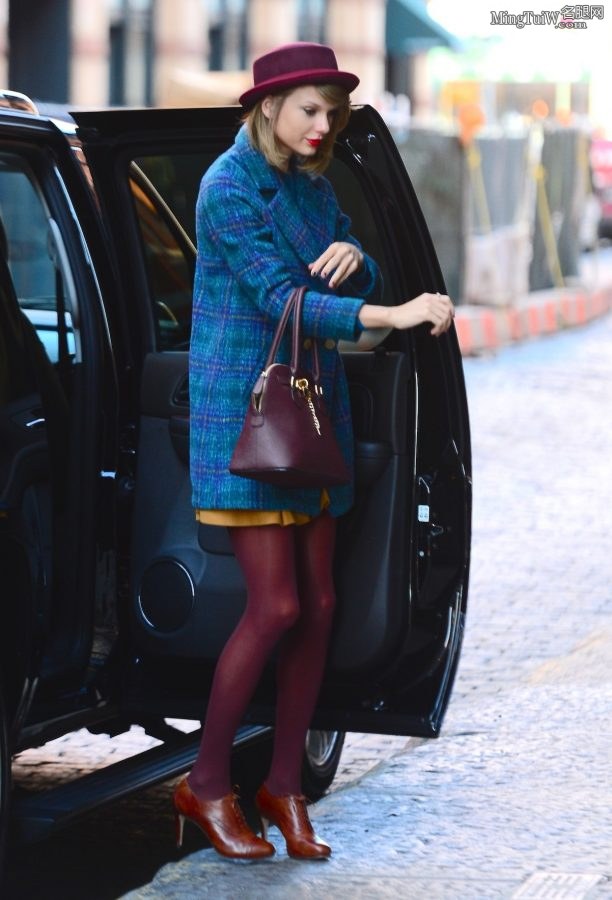 Taylor Swift紫色丝袜大长腿从凯迪拉克SUV里下车(3/29)