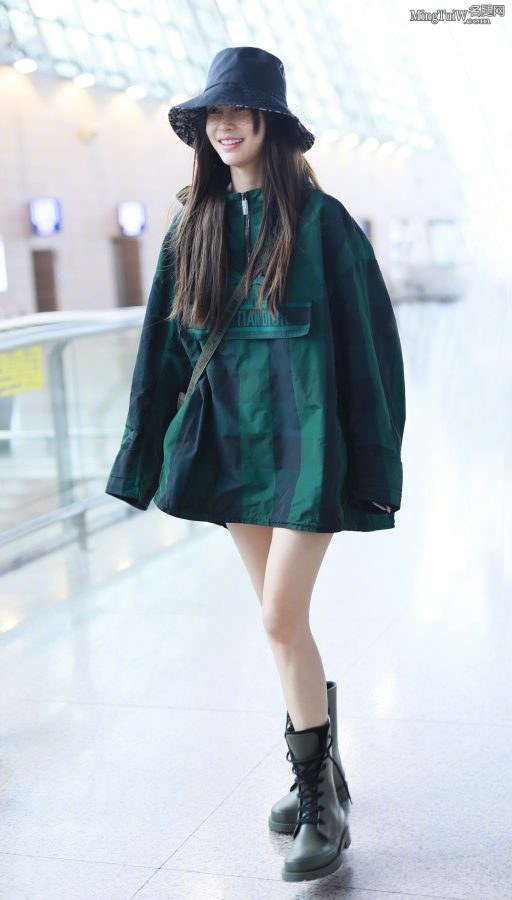 女星杨颖穿绿色上衣露白皙美腿下身衣服消失(1/2)