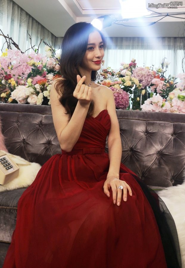 杨颖Angelababy身材酒红色礼服秀沟你就是天上的嫦娥仙子(21/24)