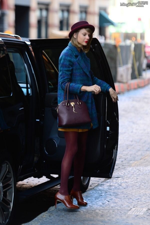 Taylor Swift紫色丝袜大长腿从凯迪拉克SUV里下车(10/29)