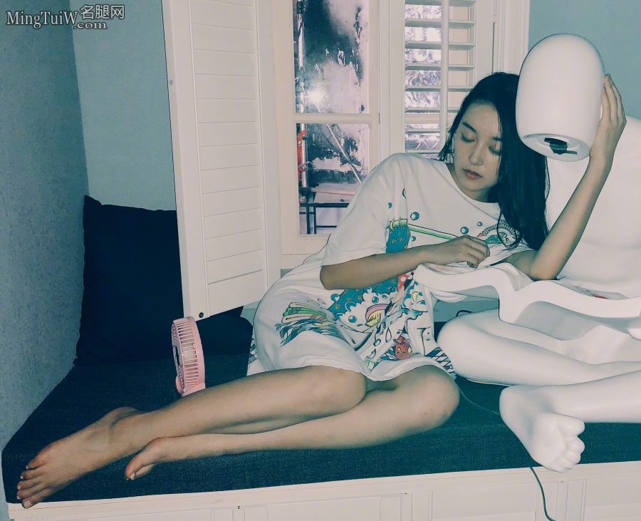 精致的00后女生蒋依依光腿美足(2/2)