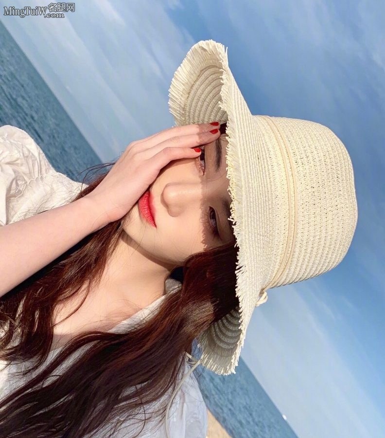 鞠婧祎穿小白裙在海边玩耍好漂亮的小女森(10/11)