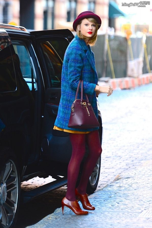 Taylor Swift紫色丝袜大长腿从凯迪拉克SUV里下车(9/29)