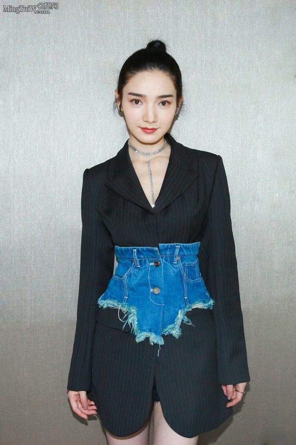 小姐姐代斯牛仔拼接西装玉腿纤细修长(2/8)