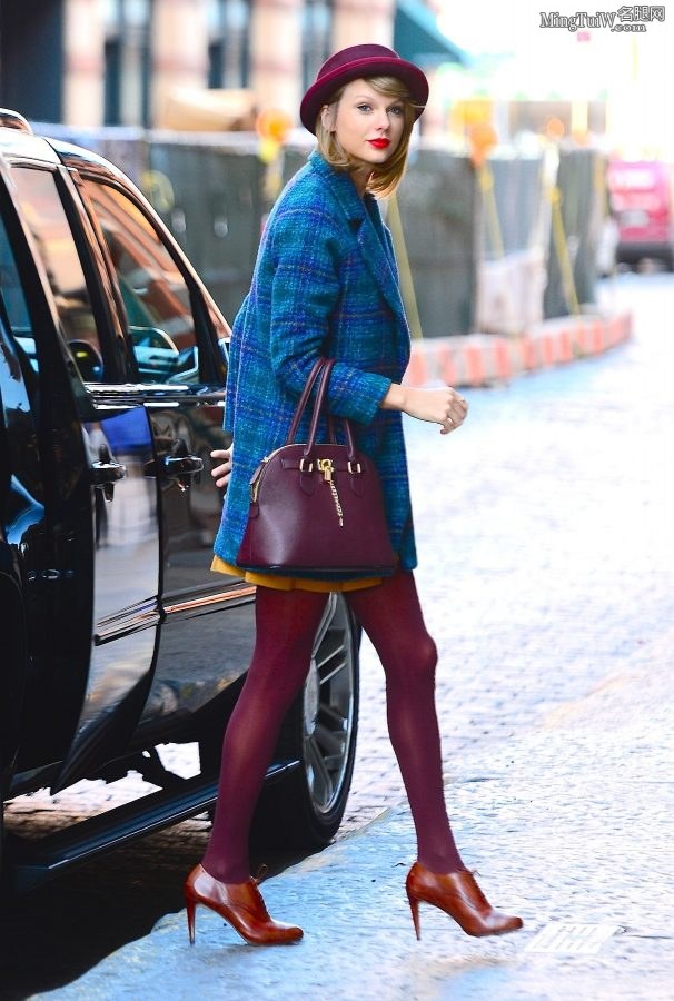 Taylor Swift紫色丝袜大长腿从凯迪拉克SUV里下车(13/29)
