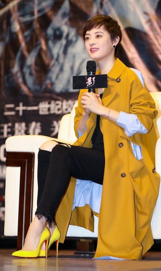 孙俪娘娘穿破洞牛仔裤白皙的美足上穿了黄色的细高跟鞋(32/32)