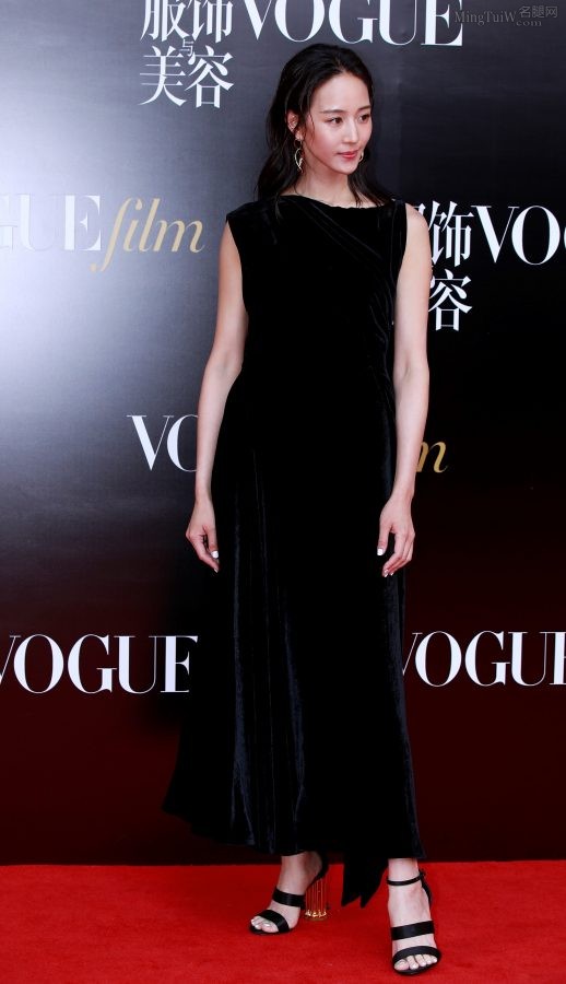 Vogue red carpet Zhang Junning shows off her white jade-like beautiful feet(9/18)