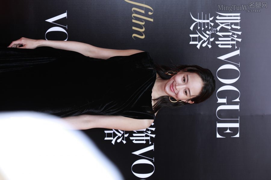VOGUE红毯张钧甯展示白玉般的美足(18/18)