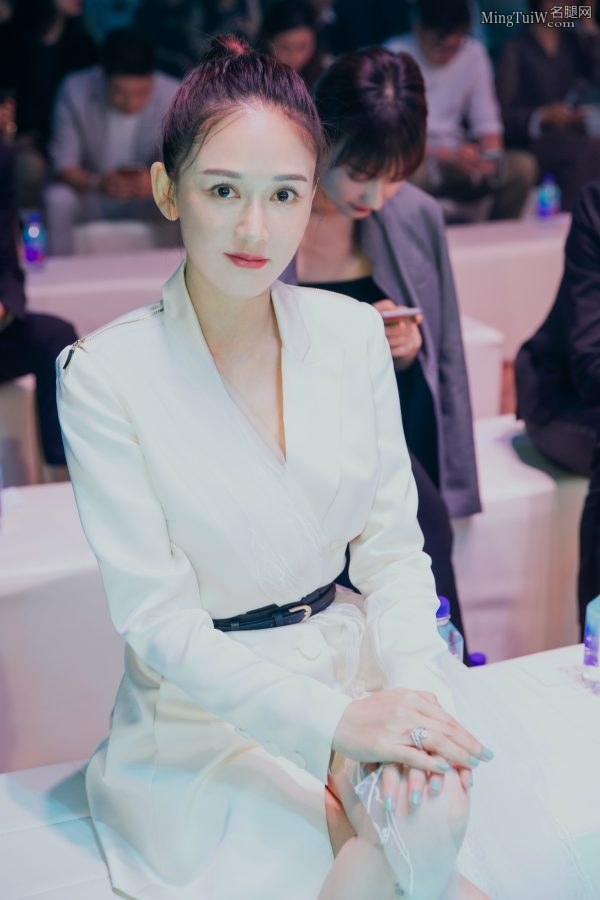 陈乔恩轻熟打扮身穿干练西装短裙踩黑白配高跟鞋 玉腿顺滑纤瘦(14/14)