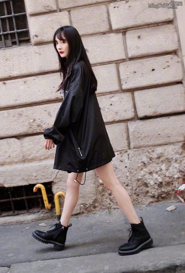 小姐姐杨幂国外街头大秀白皙美腿(3/10)