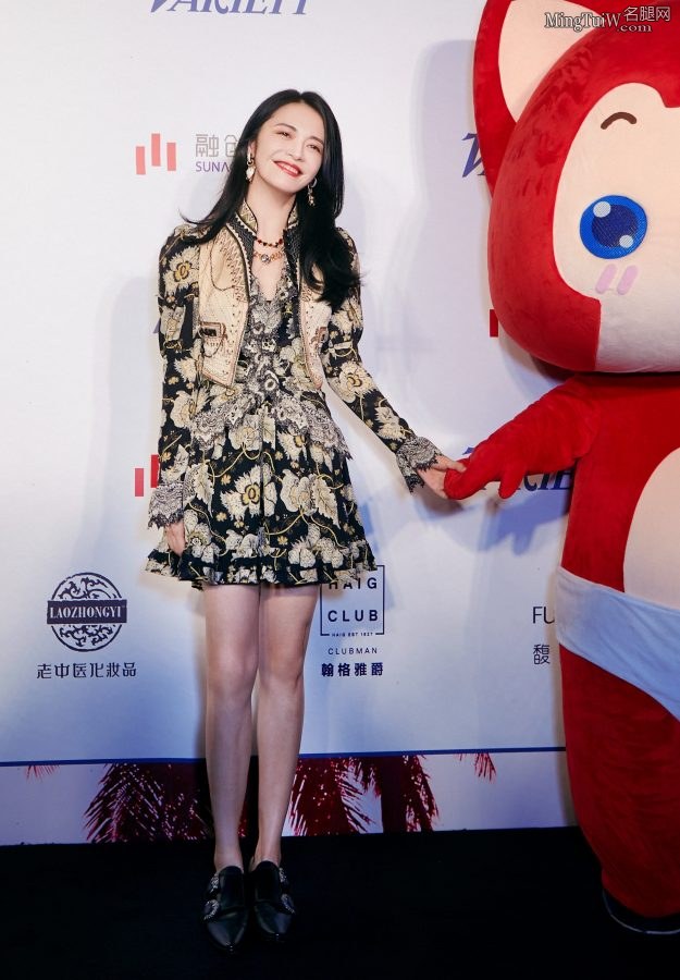 姚晨不穿高跟鞋的修长玉腿依旧非常美丽(9/11)