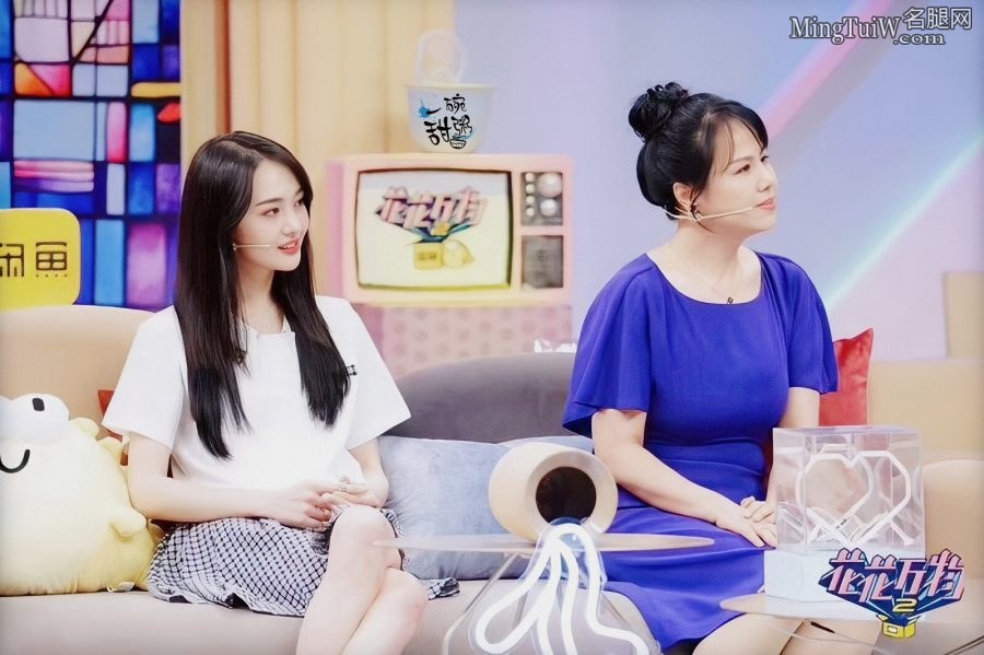 《花花万物》郑爽清爽装扮似邻家女孩(3/6)