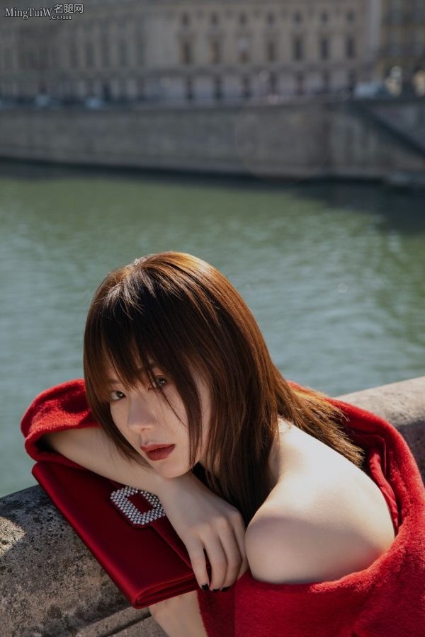 戚薇在塞纳河畔写真秀白腿香肩(3/4)