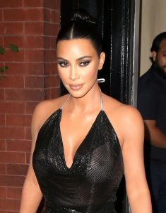 Kim Kardashian皮衣皮裤外出 这双大胯真宽