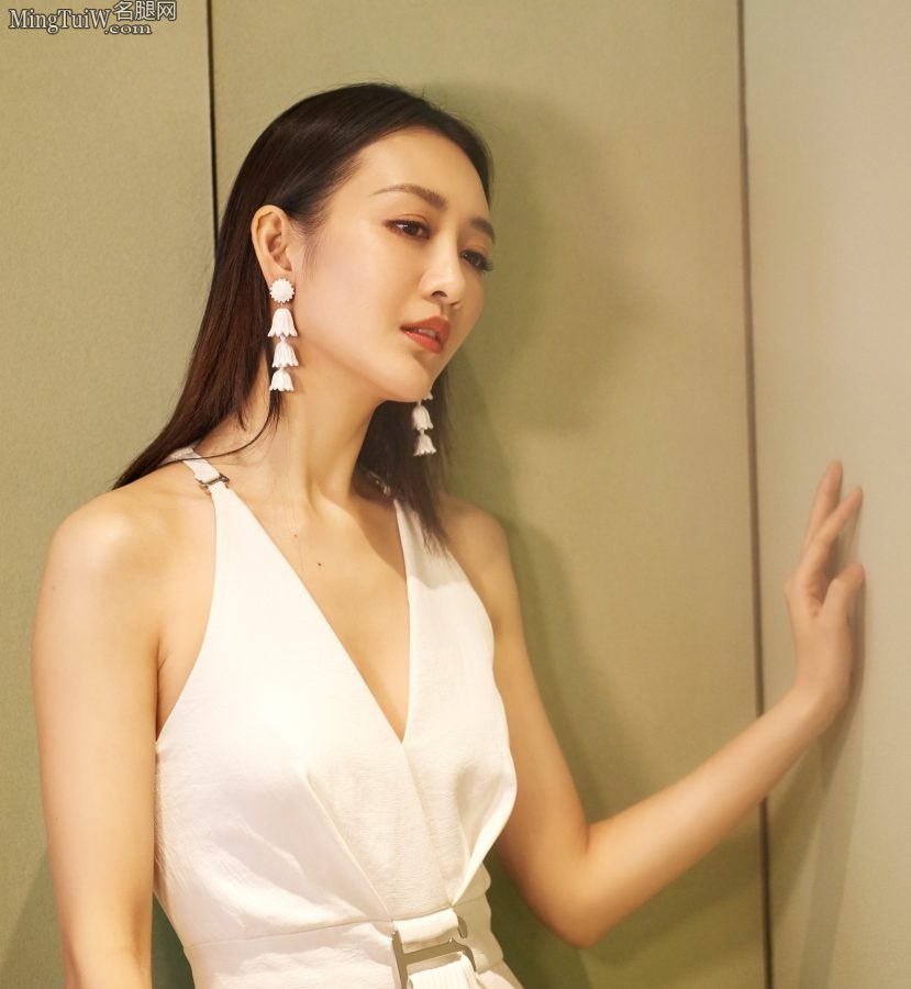纯白美好的可人儿王鸥身着深V白裙脚踩细高跟鞋(4/15)